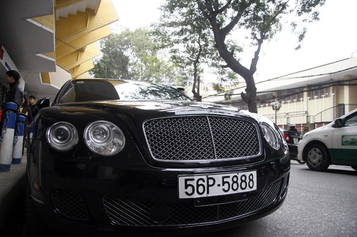 Chiếc Bentley của bầu Kiên đã nhiều lần có mặt tại sân vận động Hàng Đẫy và vi vu phố phường Hà Nội.